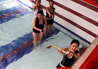 模特佳丽水池泳装摸鱼