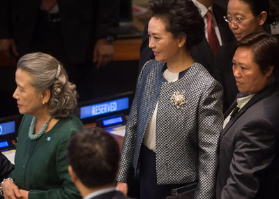 彭丽媛出席全球妇女峰会