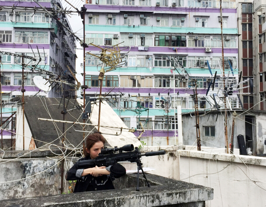 Twins变身敌对狙击手 闹市天台上演对战(图)