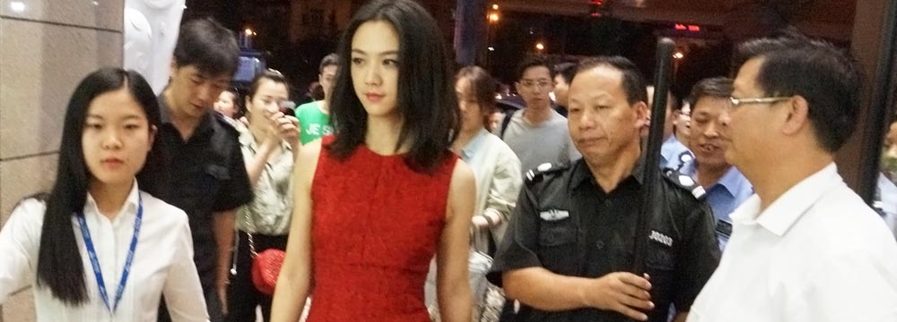 汤唯红裙喜气回“娘家” 乡亲夹道欢迎场面红火

