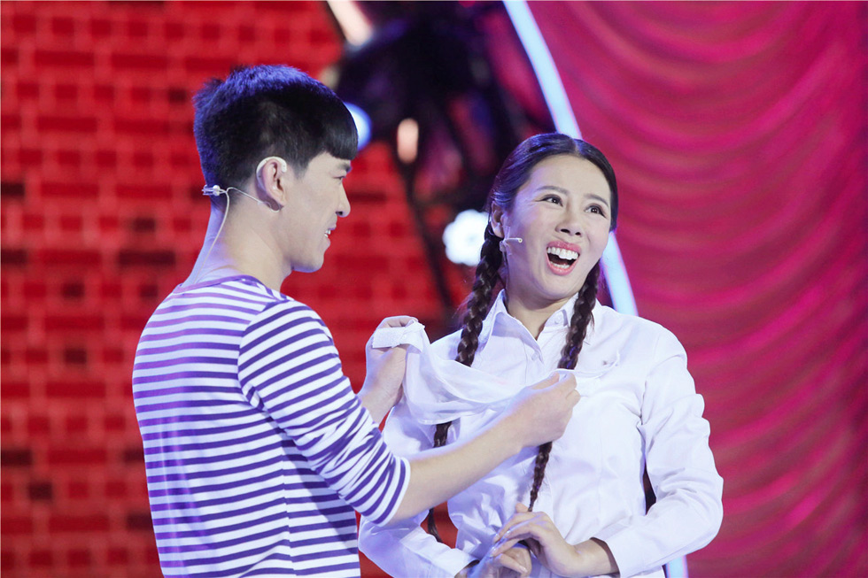 在10月4日播出的第二期节目中,"龅牙妹"小翠因冯小刚的一句话鼓起勇气
