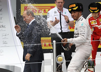 汉密尔顿朝普京喷香槟