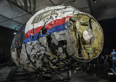 用残骸拼起的马航MH17客机