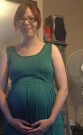28岁的她在约会网站上的个人简介中坦诚介绍了自己怀孕数月的情况.