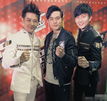 三J合体了!林俊杰晒与周杰伦林志颖合影