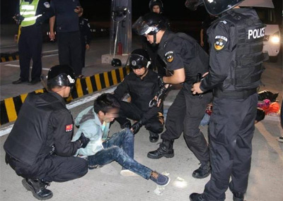 警方拦截客车 搜捕3名外籍涉枪疑犯