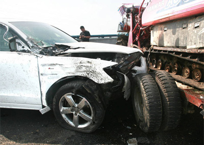 司机驾车玩自拍的后果