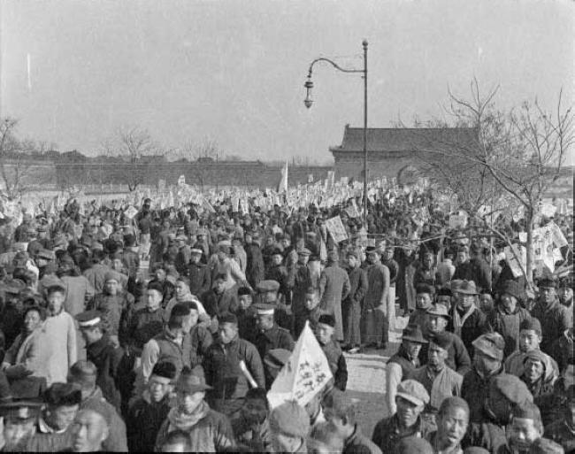 1919年声势浩大的游行人群。