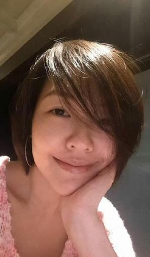 但昨日,小s在微博晒出美照,还留言称,"节目会停,但自拍不能停".
