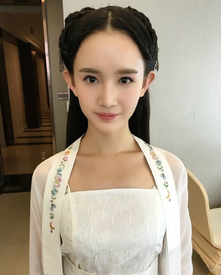 于正签90后女艺人 长相清纯酷似杨幂|于正