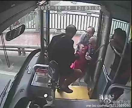 南京长江大桥上女子欲跳江 公交司机停车救人