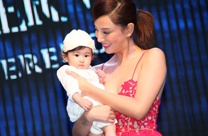 郑希怡产后携女复工 女儿淡定对镜头