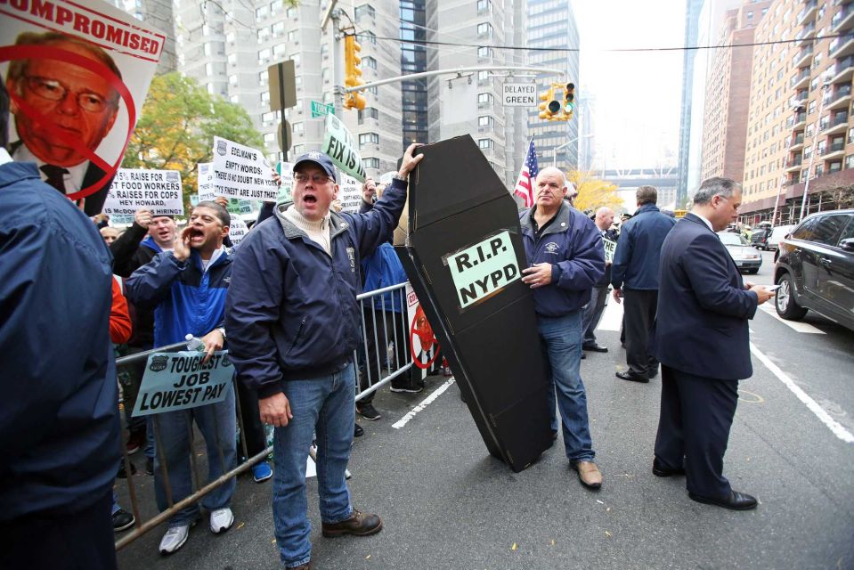 纽约数千警察抬棺材上街抗议薪水过低(组图)