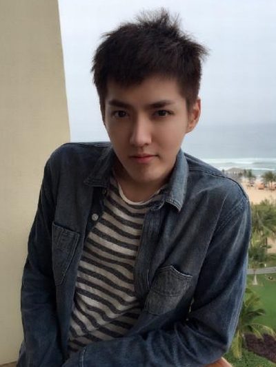 吴亦凡晒纪念币自证出生日期