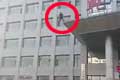 实拍男子从8楼跳下身亡 路人惊呼完了