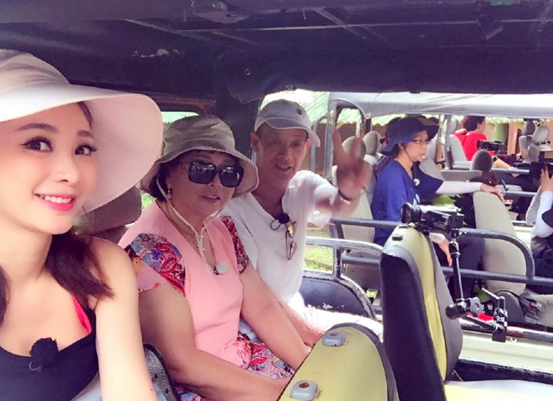 柳岩带爸妈录真人秀 衣着性感