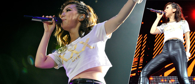 “皮裤一姐”邓紫棋开唱 狂甩头发造型狂野
