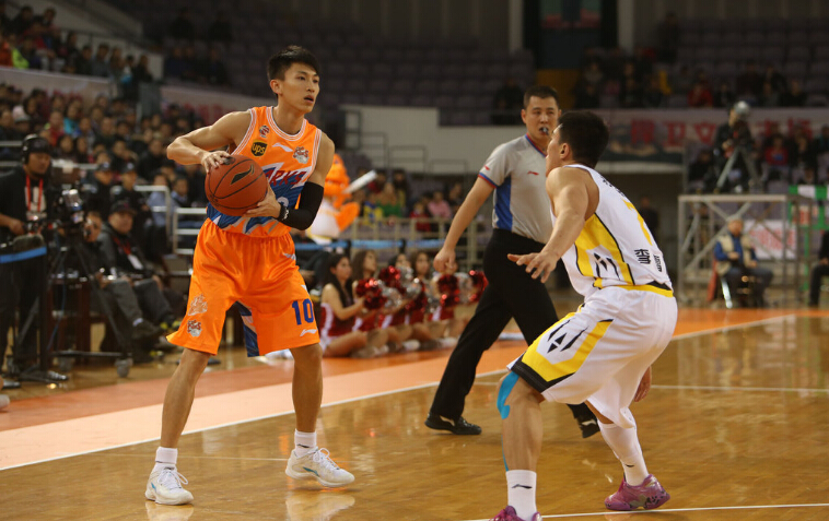 1v3送压哨妙传 单挑换手上篮 刘晓宇已成上海真核(图)