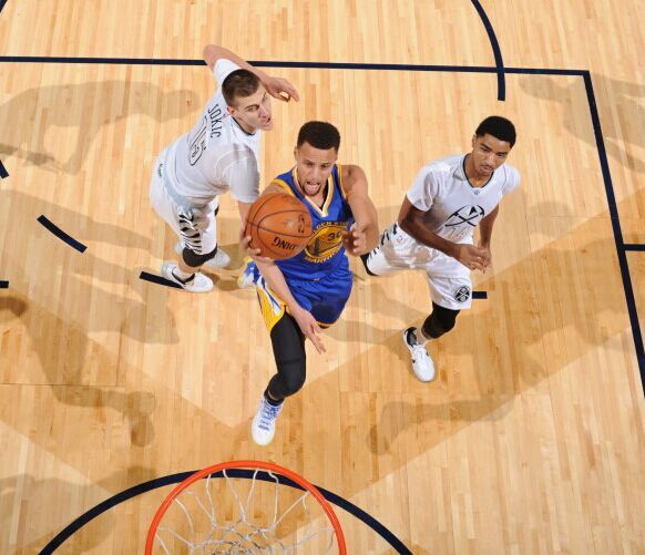 库里无球跑动对防守牵制的战术价值