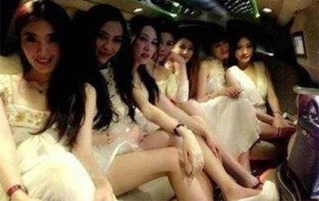 “海天盛筵”三亚开幕 各色美女云集秀色可餐