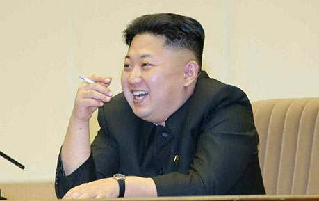 现场：金正恩观看火箭炮齐射 抽烟大笑 