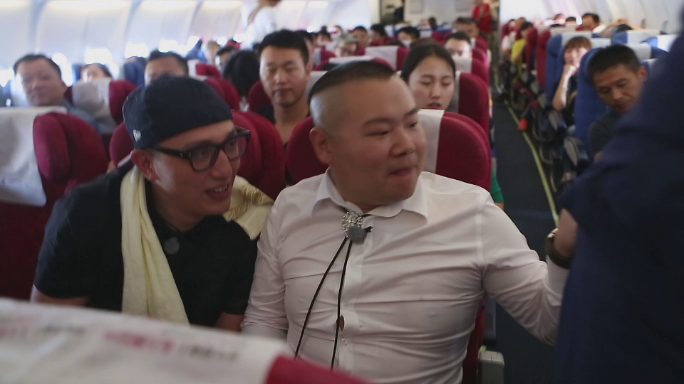 脱衣露背,看上去性感健美,最后还配上红腰带,花丝巾,打扮好后,空姐范