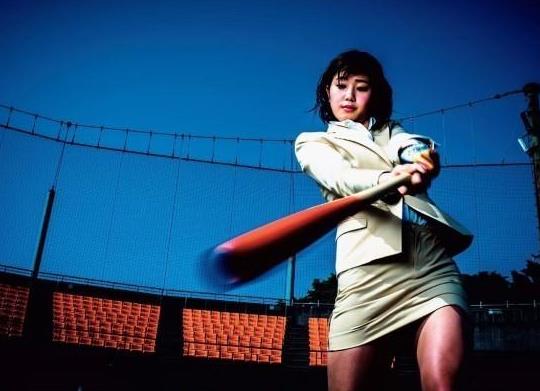 日本写真女星爆红 因投棒球姿势超性感
