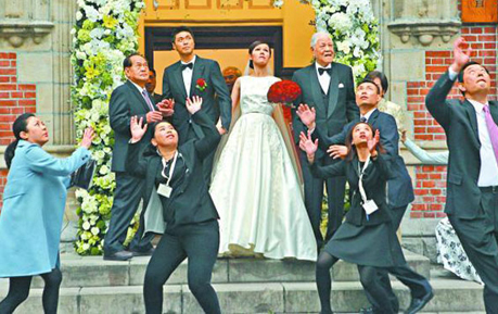 实拍李登辉遭保钓人士攻击 被丢东西大骂