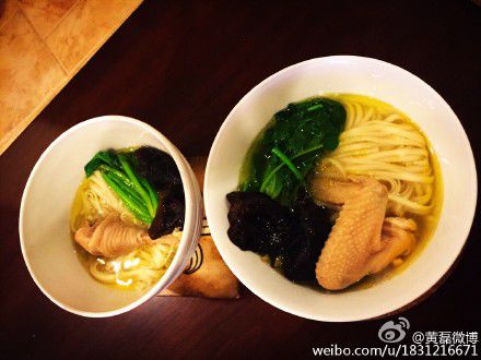 黄磊为俩女儿做鸡汤面 色泽诱人引网友流口水