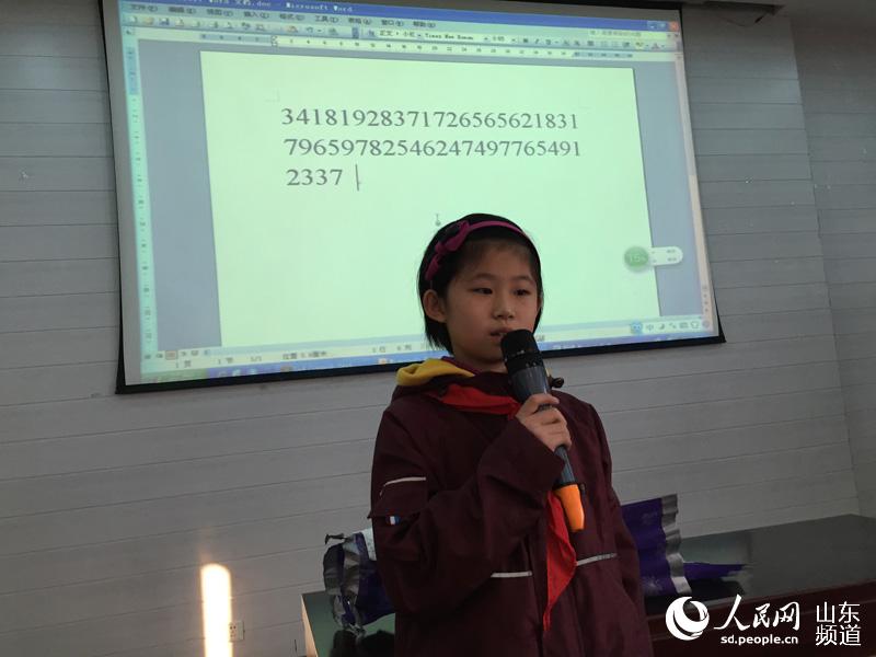 闫家硕在演示记忆无规则数字.(摄影:刘祺)