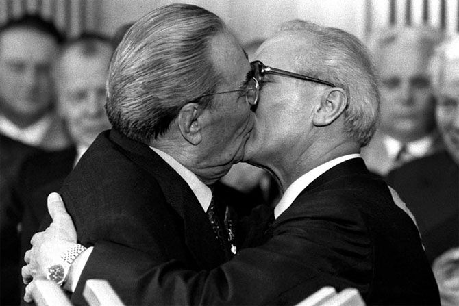 作为一个才能平庸、“在各个方面都很弱的人”，勃列日涅夫在他担任苏共总书记的十余年中，留给世界最深刻的印象，或许莫过于“勃列日涅夫之吻”。他的这种吻又被称为勃列日涅夫三重吻，即先亲两颊，然后再亲吻嘴唇。图为1979年10月4日，勃列日涅夫（左）与东德领导人昂纳克（右）在庆祝民主德国建国30周年庆典上激烈拥吻。