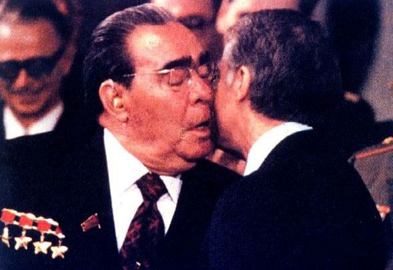 据说美国总统吉米-卡特是第一个接受勃列日涅夫亲吻的西方领导人。
