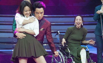 艺考现场美女多：“小董洁”抢镜