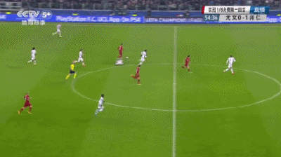 第43分钟,罗本右路传中,在左侧底线附近,科斯塔将球端到中路,巴