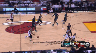 杀开一条血路,韦德持球突破中路直捣黄龙,面对三人的包夹,他高高跃起