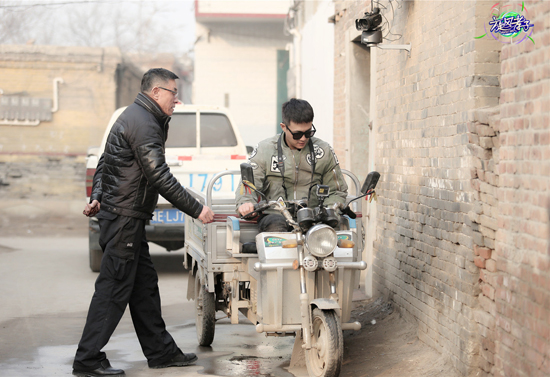 杜淳大玩三轮车 《旋风孝子》载父杜志国回家