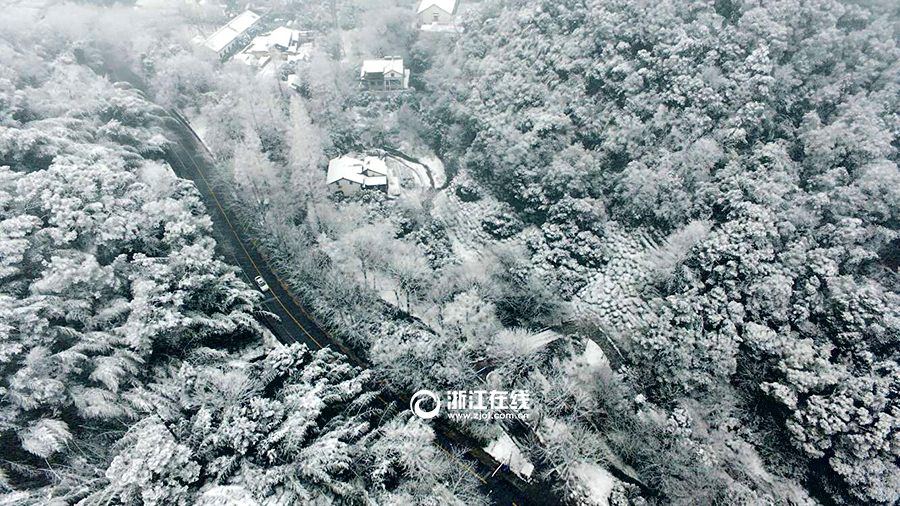 航拍西湖雪景 宁波正在加载中…