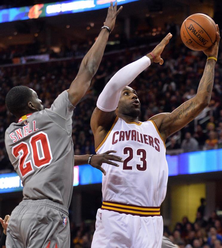 詹姆斯空砍26+13+9怒砸球 被罗斯一步过掉太