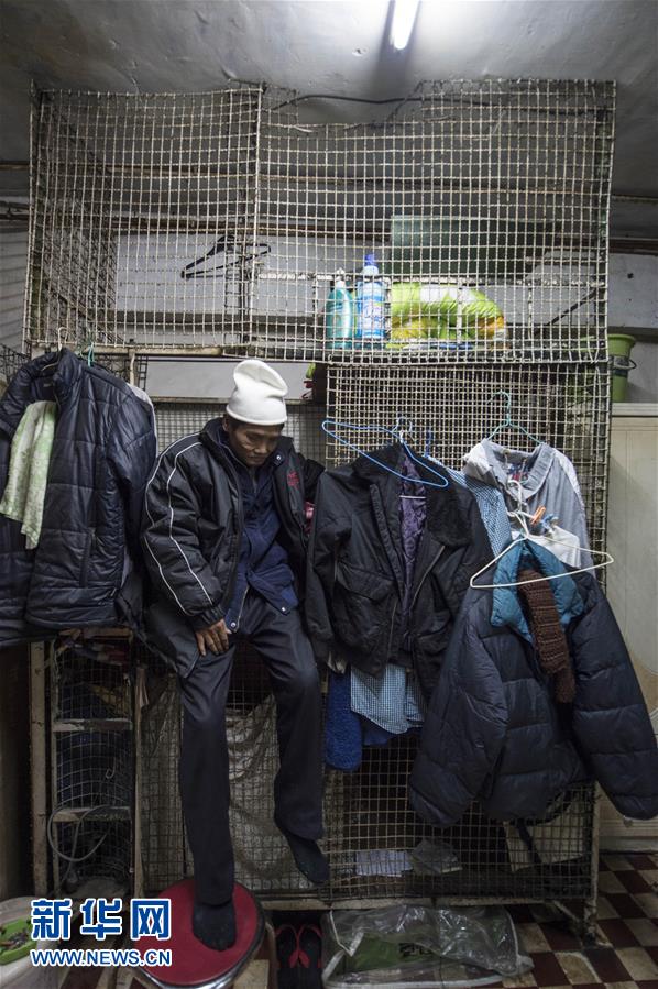 住在棺材房,劏房,笼屋里的香港人