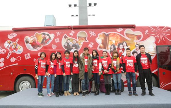 广州火车站滞留十万旅客,怡宝助力春运志愿者