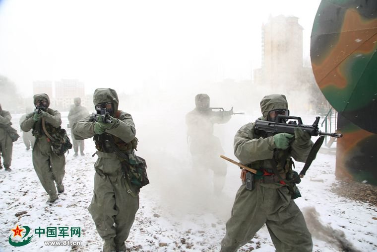 解放军防化兵春节实战化演习 夺回被占化工厂