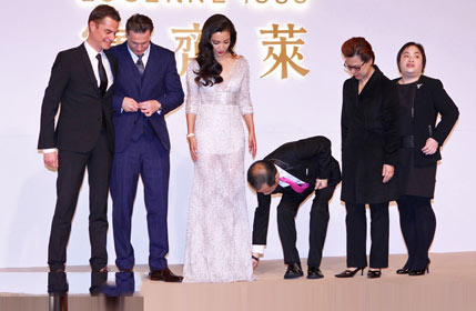 女王驾到！43岁李冰冰穿深V华服 高层为其整理裙摆