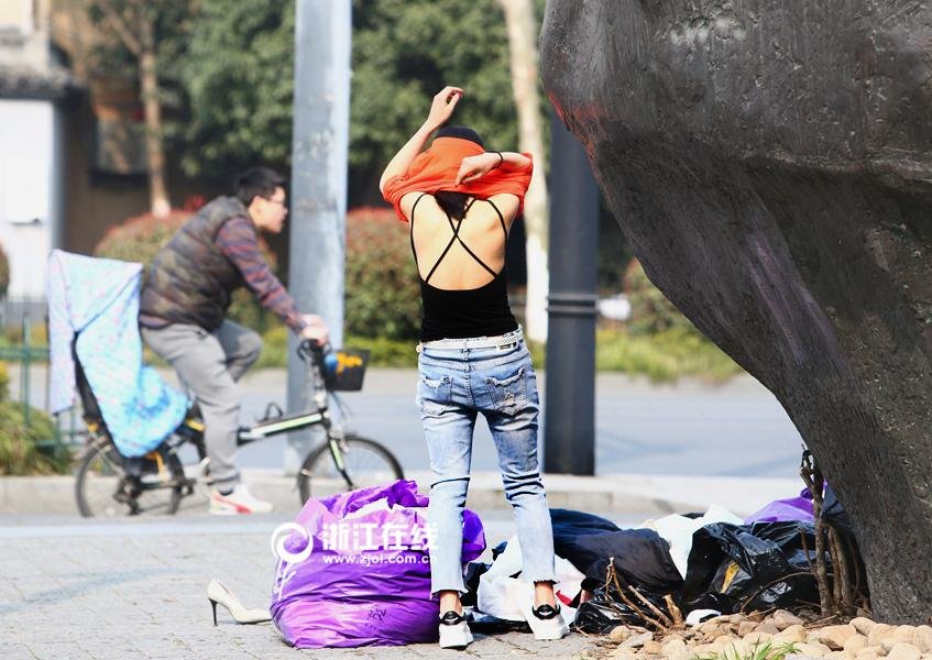 帅哥摄影和美女模特们纷纷开工，忙个不停。