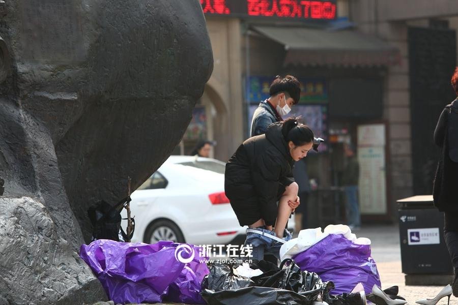 不少美女当街脱裤换衣，成为路边的一道“春色”，引得路人余光偷瞄。