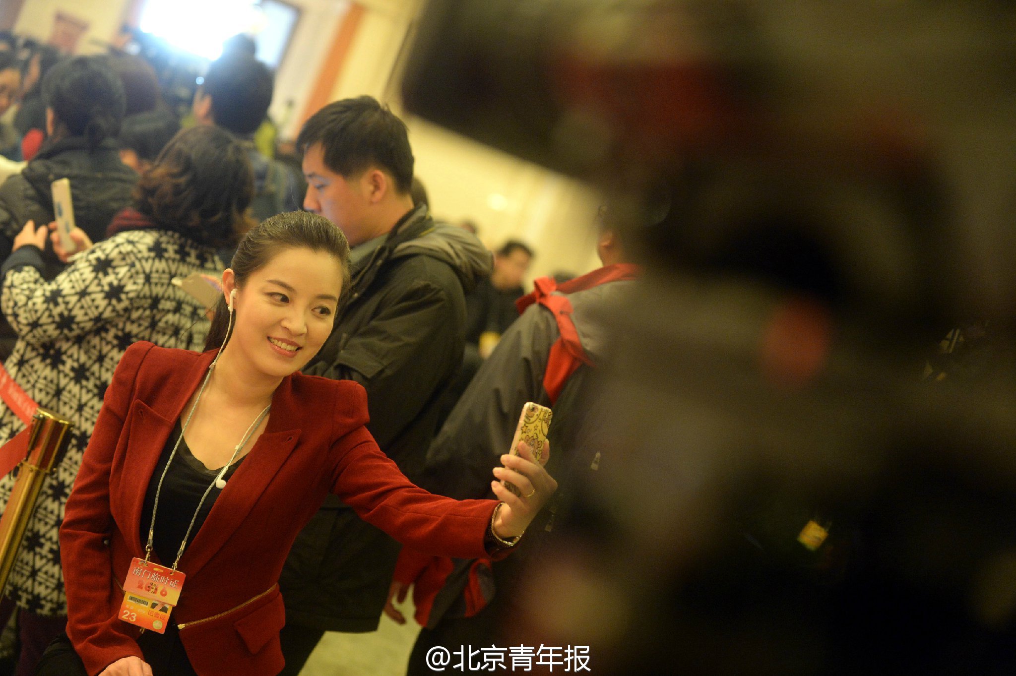 政协会议现场的美女记者