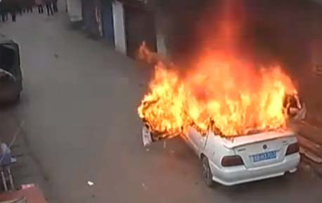 熊孩子往车内扔鞭炮 半小时烧毁一台车