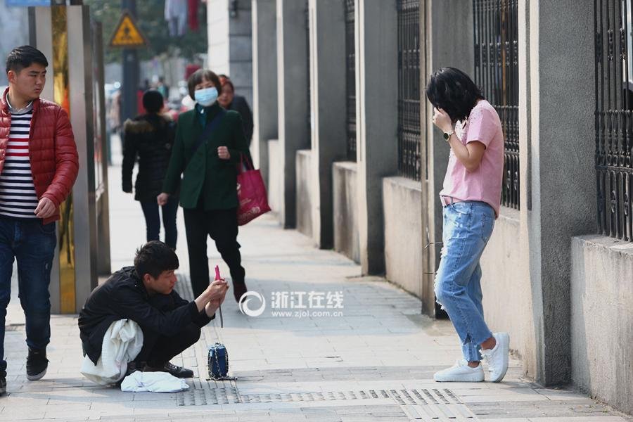 量多赶工，不少美女当街脱裤换衣，成为路边的一道“春色”，引得路人余光偷瞄。
