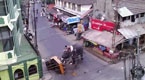 实拍印度大象马路“暴走” 撞烂多辆路边车辆