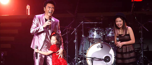 钟镇涛红磡连开八场演唱会 爱女上台助阵   
