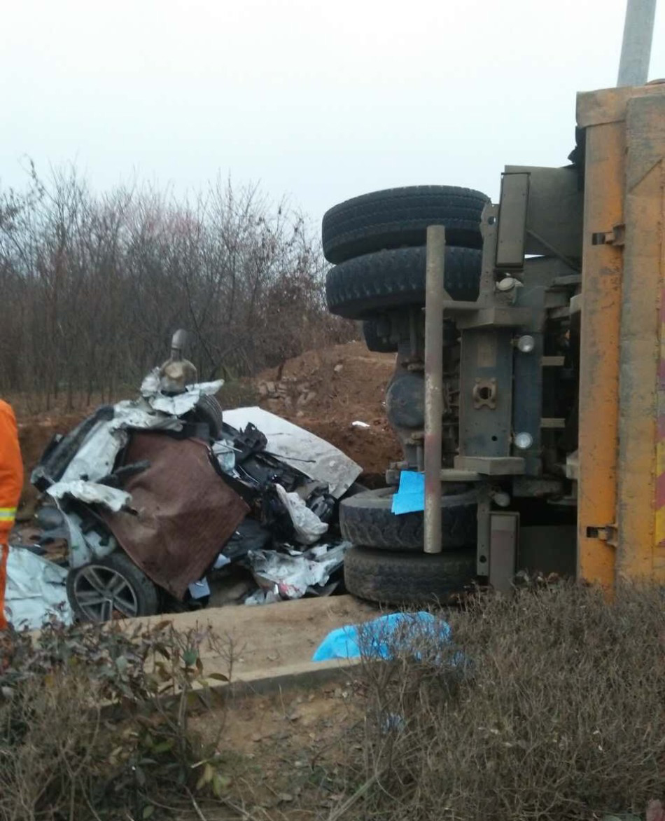 西安:渣土车侧翻压扁轿车 致3人身亡